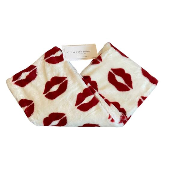NEW Cupcakes & Cashmere LIPS Faux Fur Throw Blanket 50x70 Red & White Valentine - Picture 11 of 16